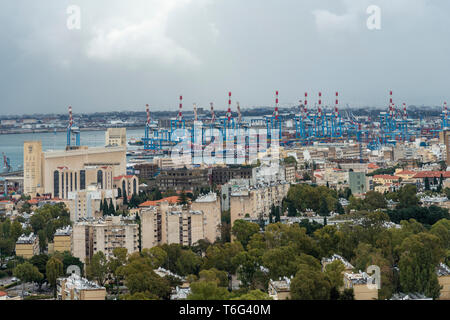 Haïfa, Israël- 16 février 2019 : Centre-ville de la ville de Haïfa et vue sur le port sur un jour de tempête Banque D'Images