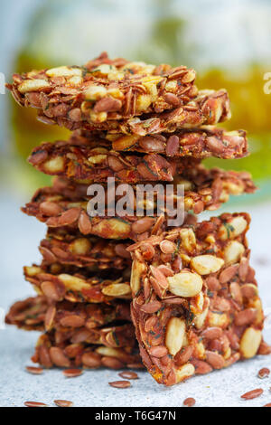 Végétarien végétalien (fait maison) cracker les graines de lin et tournesol avec la tomate. Snack gastronomique en bonne santé. Une bonne nutrition, l'alimentation, superfood. Selective focus Banque D'Images