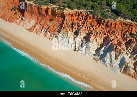 VUE AÉRIENNE.Praia da Falésia (plage de la falaise); une falaise de bord de mer érodée avec des strates multicolores.Albufeira, Algarve, Portugal. Banque D'Images