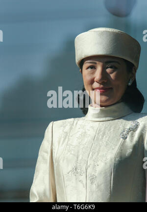 L'empereur Akihito du Japon et sa famille reçoivent les salutations de la population sur l'empereur du 73e anniversaire, dans le parc du Palais Impérial, Tokyo, Japon, le samedi, 23 décembre 2006. La famille impériale, de gauche à droite sont la Princesse Masako, Couronne Pricne héritier Naruhito, l'empereur Akihito, l'Impératrice Michiko, le Prince Akishino et la Princesse Kiko. Banque D'Images