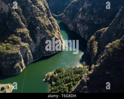 (190501) -- BEIJING, 1 mai 2019 (Xinhua) -- photo aérienne prise le 30 avril 2019 montre les paysages de gorges a Fuqian Westi District de Yanqing à Beijing, capitale de la Chine. L'Exposition Internationale d'Horticulture 2019 Beijing, la plus grande expo de ce genre dans le monde, ouvert au public du lundi dans le district de Yanqing. Yanqing offre lui-même comme être à la maison à certaines parties de la Grande Muraille. C'est une station estivale et la base agricole de Beijing. La mise à niveau des infrastructures et l'accélération de l'industrie horticole à cause de l'expo peut stimuler davantage le développement du tourisme dans la région de Yanqi Banque D'Images