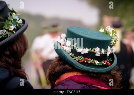 Wilmington, au Royaume-Uni. 1er mai 2019. Longman Morris Dancing in the Misty sous le long Man de Wilmington sur les South Downs, faisant partie de la célébration du premier mai près de Eastbourne, East Sussex. Crédit : Jim Holden/Alamy Live News Banque D'Images