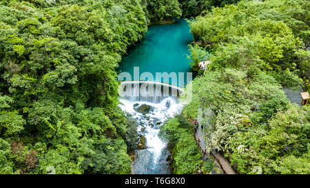 (190501) -- BEIJING, 1 mai 2019 (Xinhua) -- photo aérienne prise le 30 avril 2019 montre l'endroit pittoresque Xiaoqikong dans Libo County, au sud-ouest de la province du Guizhou en Chine. (Xinhua/Tao Liang) Banque D'Images