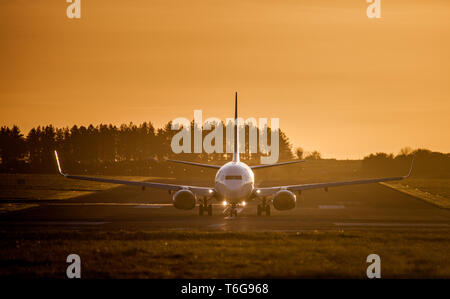 L'aéroport de Cork, Cork, Irlande. 01 mai, 2019. Boeing 737 de Ryanair à destination de Londres Stansted à taxiis sur la piste par un beau matin mai à l'aéroport de Cork, Cork, Irlande. Crédit : David Creedon/Alamy Live News Banque D'Images