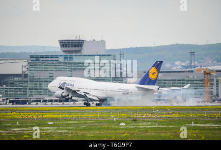 30 avril 2019, Hessen, Frankfurt/Main : Lufthansa un avion atterrit à l'aéroport de Francfort Photo : Andreas Arnold/dpa Banque D'Images