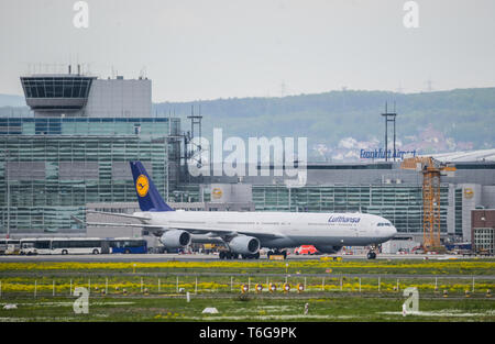 30 avril 2019, Hessen, Frankfurt/Main : un avion de Lufthansa est le roulage à l'aéroport de Francfort. Photo : Andreas Arnold/dpa Banque D'Images