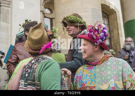 Oxford, Angleterre, Royaume-Uni. 1er mai 2019. Revelers voir au printemps pendant mai au matin à Oxford, UK. Tous les ans depuis 500 ans les gens se sont réunis à 6h à écouter les choristes de Magdalen College chanter à partir de la grande tour. Des foules de spectateurs, dont beaucoup avaient été debout toute la nuit à faire la fête, de la danse pour les bandes de rue et inscrivez-vous à la danse traditionnelle avec Morris. Credit : Rod Harbinson/ZUMA/Alamy Fil Live News Banque D'Images