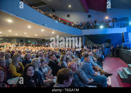 Newport, Pays de Galles, Royaume-Uni. Apr 30, 2019. Devant un auditoire de Brexit Party de lancement de la campagne électorale de l'UE au néon dans Newport, Pays de Galles. Credit : Phil Rees/Alamy Live News Banque D'Images