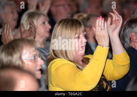 Newport, Pays de Galles, Royaume-Uni. Apr 30, 2019. Brexit Party de lancement de la campagne électorale de l'UE au néon dans Newport, Pays de Galles. Brexit partisans. Credit : Phil Rees/Alamy Live News Banque D'Images