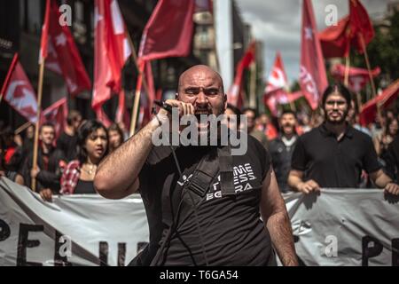 Barcelone, Espagne. 01 mai, 2019. Les manifestants lors d'une manifestation organisée par le maire les syndicats CC.OO et UGT à travers le centre ville de Barcelone pour protester pour plus de droits, d'égalité et de cohésion sociale sous la devise 'le premier' sur les 1er mai. Credit : Matthias Rickenbach/Alamy Live News Banque D'Images