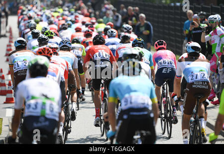 Eschborn, Allemagne. 01 mai, 2019. Le domaine de riders commence à l'cycling classic Rund um den place financière Eschborn-Frankfurt. Dpa : Crédit photo alliance/Alamy Live News Banque D'Images