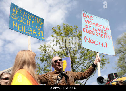 Berlin, Allemagne. 01 mai, 2019. Les participants montrent avec des affiches dans le Grunewald lors de la manifestation "mon Gruni'. Credit : Kay Nietfeld/dpa/Alamy Live News Banque D'Images