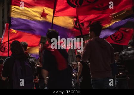 Barcelone, Espagne. 01 mai, 2019. Les manifestants communistes mars avec leur brandissant des drapeaux lors d'une manifestation organisée par le maire les syndicats CC.OO et UGT à travers le centre ville de Barcelone pour protester pour plus de droits, d'égalité et de cohésion sociale sous la devise 'le premier' sur les 1er mai. Credit : Matthias Rickenbach/Alamy Live News Banque D'Images