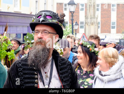 Glastonbury, Somerset, Royaume-Uni. 1er mai 2019. Beltane célébrations ont lieu chaque année entre l'équinoxe de printemps et d'été le 1er mai. Les gens se rencontrer, de s'habiller en vert, profiter d'un défilé, musique et danse. Le festival a ses racines au début de Gaelic fêtes saisonnières, il cadre bien avec la nouvelle communauté d'âge que cette petite ville attire de Somerset. Ils se réunissent autour de la croix du marché dans la ville, le pôle est-il présenté dans le numéro de mai de la Roi et la Reine qui, avec les hommes verts peuvent transporter les pôles pour le calice. Crédit : Mr Standfast/Alamy Live News Banque D'Images