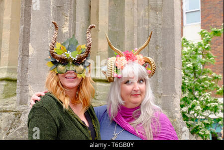 Glastonbury, Somerset, Royaume-Uni. 1er mai 2019. Beltane célébrations ont lieu chaque année entre l'équinoxe de printemps et d'été le 1er mai. Les gens se rencontrer, de s'habiller en vert, profiter d'un défilé, musique et danse. Le festival a ses racines au début de Gaelic fêtes saisonnières, il cadre bien avec la nouvelle communauté d'âge que cette petite ville attire de Somerset. Ils se réunissent autour de la croix du marché dans la ville, le pôle est-il présenté dans le numéro de mai de la Roi et la Reine qui, avec les hommes verts peuvent transporter les pôles pour le calice. Crédit : Mr Standfast/Alamy Live News Banque D'Images