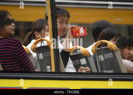 Tokyo, Japon. 1er mai 2019. Un peson en bus de tourisme prend une photo sur l'Districtã Ginza-il premier jour pour le Japon est nouvel empereur héritier Naruhito. Mercredi, Mai 1, 2019. Héritier Naruhito monte sur le trône du chrysanthème dans un Japon très différents de l'un son père a pris la relève en 1989. Photo par : Ramiro Agustin Vargas Tabares Crédit : Ramiro Agustin Vargas Tabares/ZUMA/Alamy Fil Live News Banque D'Images