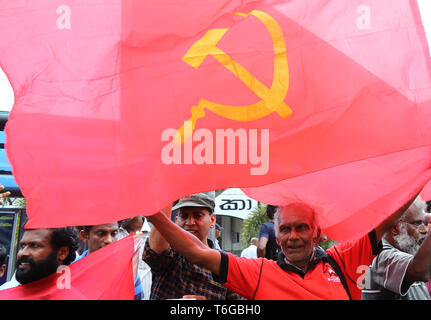 Colombo, Sri Lanka. 1er mai 2019. Les membres du parti socialiste de première ligne du Sri Lanka drapeaux lors d'une attente jours mai à Colombo le 01 mai, 2019. En raison de l'attentat de Pâques du 21 avril 2019, les principaux partis politiques sri-lankais a annoncé à annuler les rassemblements du Premier Mai. Credit : Pradeep Dambarage/ZUMA/Alamy Fil Live News Banque D'Images