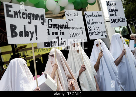 Berlin, Allemagne. 01 mai, 2019. Les participants montrent avec des affiches dans le Grunewald lors de la manifestation "mon Gruni'. Credit : Kay Nietfeld/dpa/Alamy Live News Banque D'Images