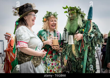 Londres, Royaume-Uni. 1er mai 2019. La troupe Fowlers Jack in the Green procession le jour de mai à Deptford Greenwich. À l'origine par les membres de Blackheath Morris Men au début des années 1980, cette reprise Jack dans le Livre vert de 1906 sur l'origine, et poursuit sa célébration annuelle mars à partir à l'extérieur du chien et pub de Bell à Deptford marchant par Greenwich, sud-est de Londres. Crédit : Guy Josse/Alamy Live News Banque D'Images