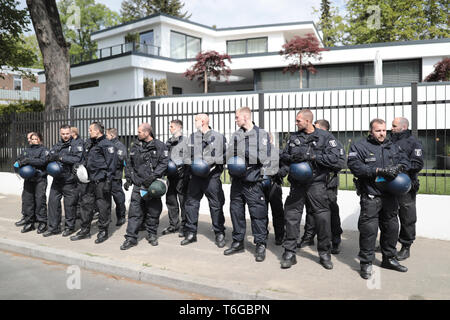 01 mai 2019, Berlin : Les agents sont debout en face d'une villa dans le Grunewald au cours de la manifestation "mon Gruni'. Photo : Kay Nietfeld/dpa Banque D'Images