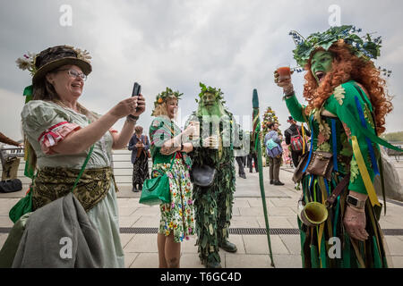 Londres, Royaume-Uni. 1er mai 2019. La troupe Fowlers Jack in the Green procession le jour de mai à Deptford Greenwich. À l'origine par les membres de Blackheath Morris Men au début des années 1980, cette reprise Jack dans le Livre vert de 1906 sur l'origine, et poursuit sa célébration annuelle mars à partir à l'extérieur du chien et pub de Bell à Deptford marchant par Greenwich, sud-est de Londres. Crédit : Guy Josse/Alamy Live News Banque D'Images