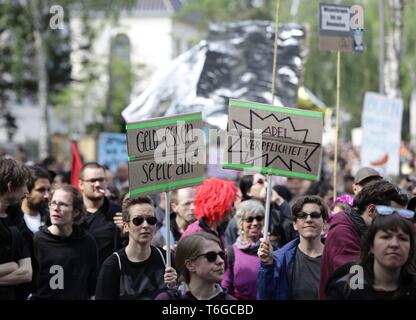 Berlin, Allemagne. 01 mai, 2019. Les participants montrent avec des affiches dans le Grunewald lors de la manifestation "mon Gruni'. Credit : Kay Nietfeld/dpa/Alamy Live News Banque D'Images