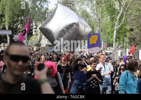 Berlin, Allemagne. 01 mai, 2019. Les participants montrent avec des affiches dans le Grunewald lors de la manifestation "mon Gruni'. Credit : Kay Nietfeld/dpa/Alamy Live News Banque D'Images