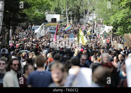 Berlin, Allemagne. 01 mai, 2019. Les participants montrent avec des affiches dans le Grunewald lors de la manifestation "mon Gruni'. Credit : Kay Nietfeld/dpa/Alamy Live News Banque D'Images