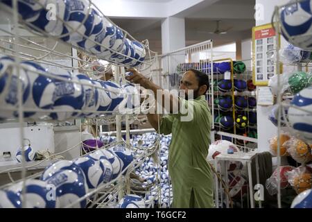 Sialkot. 12 avr, 2019. Photo prise le 12 avril 2019 montre une organisation de travailleurs a fait récemment lors d'une usine de ballons de football à Sialkot du Pakistan de l'Est. Sialkot, une ville dans la province de Punjab au Pakistan, est un centre de football cousu main de décisions dans le monde et dans son moment de gloire, la ville a été une fois la restauration à plus de 75 pour cent du total de la demande mondiale du football. Credit : Ahmad Kamal/Xinhua/Alamy Live News Banque D'Images