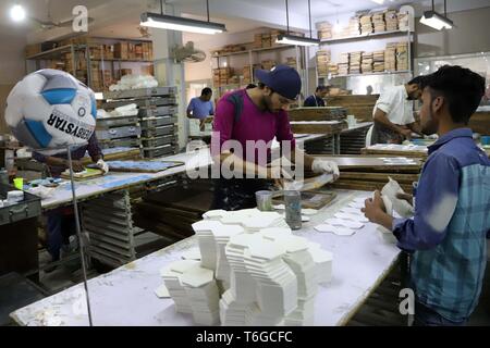 Sialkot. 12 avr, 2019. Photo prise le 12 avril 2019 travailleurs montre football teinture à une usine de football dans l'est du Pakistan Sialkot. Sialkot, une ville dans la province de Punjab au Pakistan, est un centre de football cousu main de décisions dans le monde et dans son moment de gloire, la ville a été une fois la restauration à plus de 75 pour cent du total de la demande mondiale du football. Credit : Ahmad Kamal/Xinhua/Alamy Live News Banque D'Images