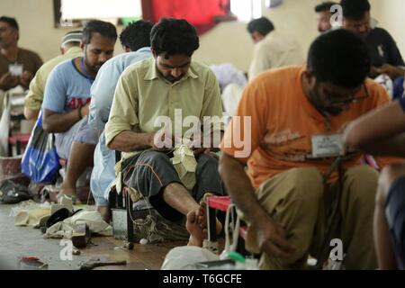 Sialkot. 12 avr, 2019. Photo prise le 12 avril 2019 travailleurs montre ballons de football couture lors d'une usine dans l'est du Pakistan Sialkot. Sialkot, une ville dans la province de Punjab au Pakistan, est un centre de football cousu main de décisions dans le monde et dans son moment de gloire, la ville a été une fois la restauration à plus de 75 pour cent du total de la demande mondiale du football. Credit : Ahmad Kamal/Xinhua/Alamy Live News Banque D'Images