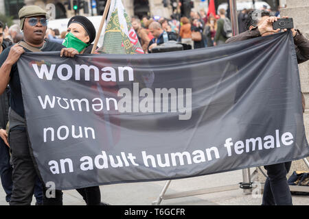 Londres, Royaume-Uni. 1er mai 2019. Du travail du Premier mai rallye et Mars avec les syndicats et les organisations internationales célébrant la Fête du travail à Trafalgar Square Crédit : Ian Davidson/Alamy Live News Banque D'Images