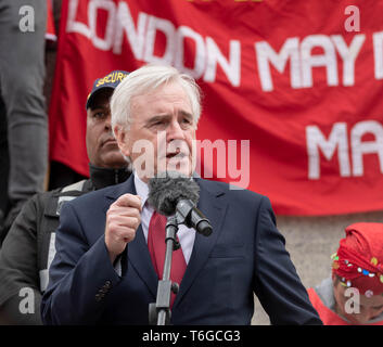 Londres, Royaume-Uni. 1er mai 2019. Du travail du Premier mai rallye et Mars avec les syndicats et les organisations internationales célébrant la Fête du travail à Trafalgar Square John McDonell le poste de travail a parlé au rassemblement Crédit : Ian Davidson/Alamy Live News Banque D'Images