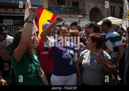 Malaga, Espagne. 1er mai 2019. Un groupe de manifestants sont vus criant des slogans lors de la manifestation de la fête du Travail.Des milliers de personnes appelées par l'Union Générale des Travailleurs (UGT), et le syndicat "Comisiones Obreras (CCOO), de protestation à Malaga au cours d'une démonstration à l'échelle nationale en faveur des droits des travailleurs et emplois décent sous le slogan : ''la bataille continue, plus de droits, d'égalité et de cohésion sociale, les gens d'abord. Credit : Jésus Merida/SOPA Images/ZUMA/Alamy Fil Live News Banque D'Images