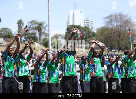 Nairobi, Kenya. 1er mai 2019. Un groupe de chant vu tenant des drapeaux lors de l'exécution du Kenya au cours des célébrations.Kenyans ont célébré la fête du Travail à Uhuru Park à Nairobi où quelques jeunes ont protesté contre la corruption endémique et un manque de leadership au Kenya. Le chômage et le sous-emploi est très répandu dans le pays. Credit : Billy Mutai SOPA/Images/ZUMA/Alamy Fil Live News Banque D'Images