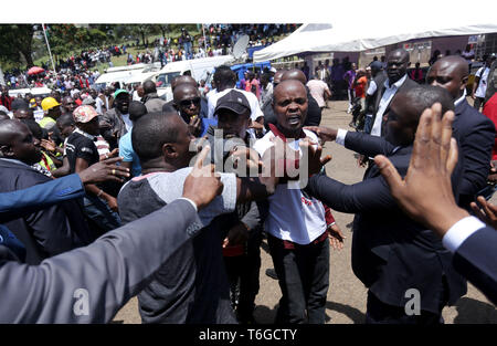 Nairobi, Kenya. 1er mai 2019. Vu les jeunes qui protestaient au cours des célébrations.Kenyans ont célébré la fête du Travail à Uhuru Park à Nairobi où quelques jeunes ont protesté contre la corruption endémique et un manque de leadership au Kenya. Le chômage et le sous-emploi est très répandu dans le pays. Credit : Billy Mutai SOPA/Images/ZUMA/Alamy Fil Live News Banque D'Images