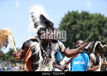 Nairobi, Kenya. 1er mai 2019. La tribu Kikuyu danseur traditionnel vu l'exécution au cours des célébrations.Kenyans ont célébré la fête du Travail à Uhuru Park à Nairobi où quelques jeunes ont protesté contre la corruption endémique et un manque de leadership au Kenya. Le chômage et le sous-emploi est très répandu dans le pays. Credit : Billy Mutai SOPA/Images/ZUMA/Alamy Fil Live News Banque D'Images