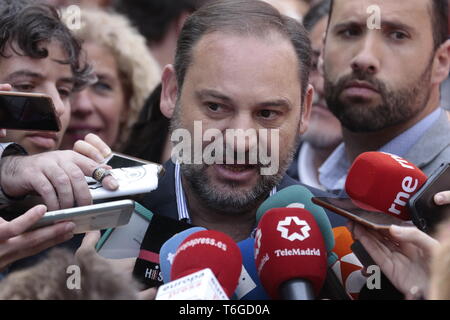 Madrid, Espagne. 1er mai 2019. José Luis Abalos, Ministre par intérim du Développement du PSOE vu parler aux médias pendant la manifestation.Des milliers de manifestants démontrer sur la Journée internationale du Travail convoquée par la majorité des syndicats UGT et CCOO d'exiger des politiques et des réductions dans les taux de chômage en Espagne, contre l'insécurité de l'emploi et les droits du travail. Les politiciens du PSOE et nous avons participé à la manifestation. Credit : Lito Lizana SOPA/Images/ZUMA/Alamy Fil Live News Banque D'Images