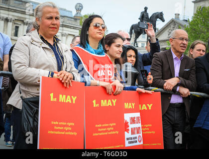 London, UK, 1er mai 2019. Les protestataires à rassemblement à Trafalgar Square Londres.Ce jour mai mars fait son chemin de Clerkenwell Green et finit en un rassemblement à Trafalgar Square, où les orateurs y compris les représentants des syndicats, organisations de défense des droits humains et les politiciens célébrer Journée internationale des travailleurs. Credit : Imageplotter/Alamy Live News Banque D'Images