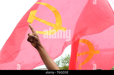 Colombo, Sri Lanka. 1er mai 2019. Membre du Parti socialiste de première ligne du Sri Lanka crier des slogans lors d'un rassemblement du premier mai à Colombo. En raison de l'attentat de Pâques du 21 avril 2019, les principaux partis politiques sri-lankais a annoncé à annuler les rassemblements du Premier Mai. Credit : Pradeep Dambarage/ZUMA/Alamy Fil Live News Banque D'Images