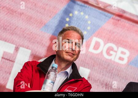 Munich, Bavière, Allemagne. 1er mai 2019. MATTHIAS JENA, DGB Vorsitzender Bayern. La démonstration sous la devise 'Europa. Jetzt aber richtig !'', des milliers de travailleurs allemands ont pris les rues de Munich, Allemagne pour le premier mai à l'appui de la solidarité européenne et les droits des travailleurs. Organisée par la coalition de syndicats DGB, le groupe a défilé de la DGB Haus de Marienplatz où une journée entière d'orateurs et de performances ont été prévues. Credit : Sachelle Babbar/ZUMA/Alamy Fil Live News Banque D'Images