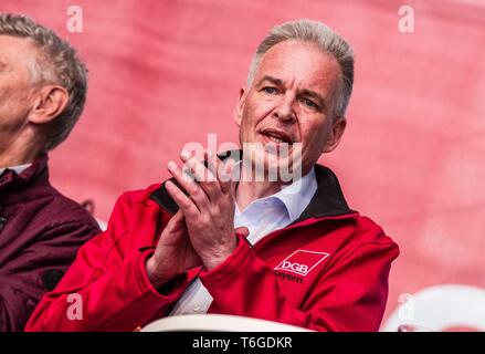 Munich, Bavière, Allemagne. 1er mai 2019. MATTHIAS JENA, DGB Vorsitzender Bayern. La démonstration sous la devise 'Europa. Jetzt aber richtig !'', des milliers de travailleurs allemands ont pris les rues de Munich, Allemagne pour le premier mai à l'appui de la solidarité européenne et les droits des travailleurs. Organisée par la coalition de syndicats DGB, le groupe a défilé de la DGB Haus de Marienplatz où une journée entière d'orateurs et de performances ont été prévues. Credit : Sachelle Babbar/ZUMA/Alamy Fil Live News Banque D'Images