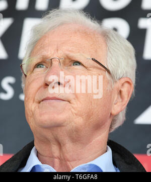 Eschborn, Allemagne. 01 mai, 2019. Mathias Geiger (FDP), Maire d'Eschborn, est sur scène pour l'enregistrement de la cycling classic Eschborn-Frankfurt. Credit : Arne Dedert/dpa/Alamy Live News Banque D'Images