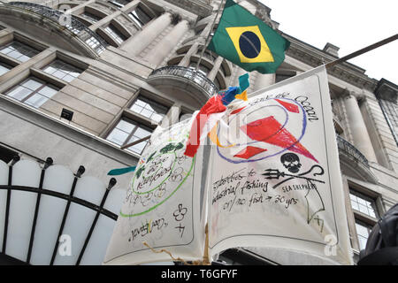 Londres, Royaume-Uni. 1er mai 2019. Carn-mal du chaos avec Samba drums démonstration pour le changement climatique à l'ambassade du Brésil, Londres, Royaume-Uni. 1er mai 2019. Credit Photo : Alamy/Capital Live News Banque D'Images