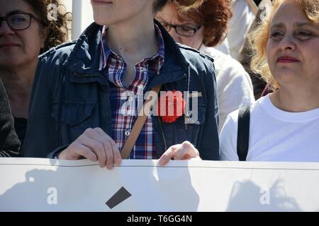 Athènes, Grèce. 1er mai 2019. Manifestant vu avec une fleur pendant la manifestation marquant Mayday à Athènes.manifestants exigent un meilleur salaire et des droits des travailleurs. Credit : Giorgos Zachos SOPA/Images/ZUMA/Alamy Fil Live News Banque D'Images