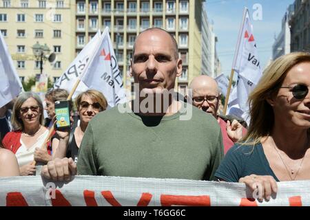 Athènes, Grèce. 1er mai 2019. Fondateur de DiEM, 25 Yianis Varoufakis vu pendant la manifestation marquant Mayday à Athènes.manifestants exigent un meilleur salaire et des droits des travailleurs. Credit : Giorgos Zachos SOPA/Images/ZUMA/Alamy Fil Live News Banque D'Images