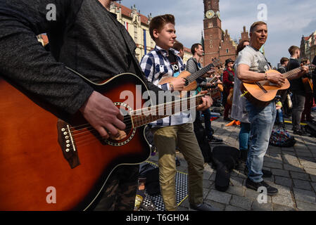 Wroclaw, Pologne. 1er mai 2019. Un rassemblement de masse de guitaristes vu tenter de battre le record Guinness pour ensemble jeu de guitare à la place principale. Selon l'organisateur, 7243 musiciens réunis en place du marché de Wroclaw à jouer Jimi Hendrix's hit 'Hey Joe' Credit : Omar Marques SOPA/Images/ZUMA/Alamy Fil Live News Banque D'Images