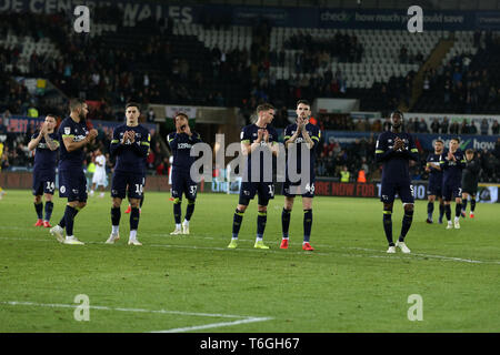 Swansea, Royaume-Uni. 01 mai, 2019. Derby County regarder les joueurs abattus après le match. Match de championnat Skybet EFL, Swansea City v Derby County au Liberty Stadium de Swansea, Pays de Galles du Sud le mer 1er mai 2019. Ce droit ne peut être utilisé qu'à des fins rédactionnelles. Usage éditorial uniquement, licence requise pour un usage commercial. Aucune utilisation de pari, de jeux ou d'un seul club/ligue/dvd publications. Photos par Andrew Andrew/Verger Verger la photographie de sport/Alamy live news Crédit : Andrew Orchard la photographie de sport/Alamy Live News Banque D'Images