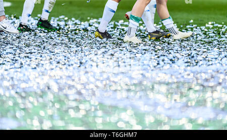 Cologne, Allemagne. 01 mai, 2019. Fonction, image décorative, cérémonie de remise du prix, les pieds, les paillettes. GES/football/Women's Final DFB : VfL Wolfsburg - SC Fribourg, 01.05.2019 Football/soccer : "Femmes en finale de la Coupe allemande : Wolfsburg vs Allemagne. Fribourg, Cologne, 1 mai, 2019 | dans le monde entier l'utilisation de crédit : afp/Alamy Live News Banque D'Images