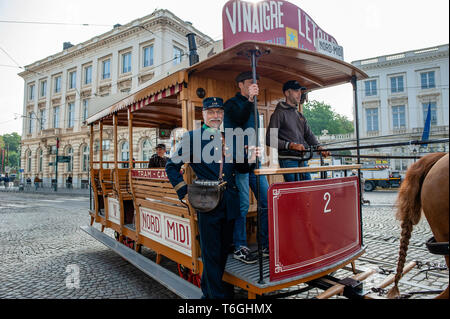 Bruxelles, Brabant du Nord, en Belgique. 1er mai 2019. Un vieux tramway tiré par des chevaux est vu circuler pendant les festivités.Une série de festivités sont organisées tout au long de la semaine pour célébrer les 150 ans du tramway. Le mercredi, un grand défilé a réuni plus de 40 tramways de toutes les époques, leur traçage de l'histoire des tramways à chevaux de la première années pour les trams 3 000 et 4 000 qui circulent aujourd'hui dans les rues de Bruxelles. Credit : Ana Fernandez/SOPA Images/ZUMA/Alamy Fil Live News Banque D'Images